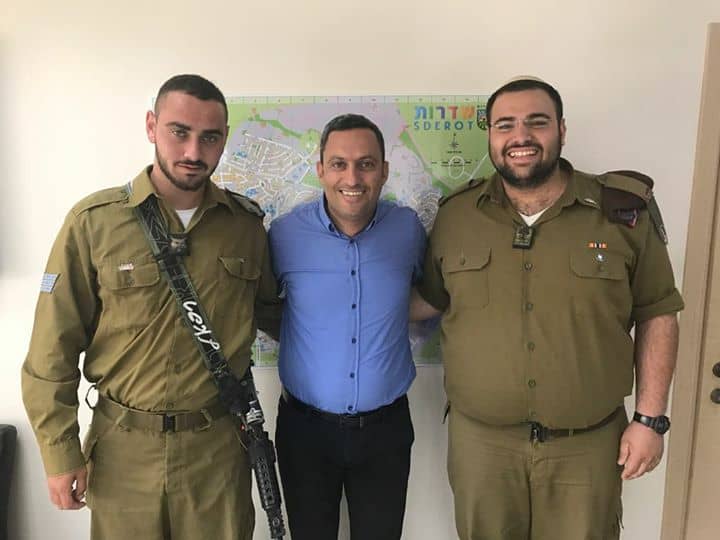 דוידי עם צור יגאל ורפאל | צילום: עיריית שדרות