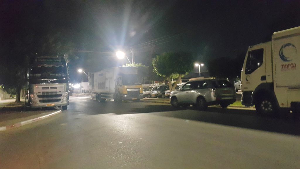 משאיות חונות בשדרות. צילום: אורי גבאי
