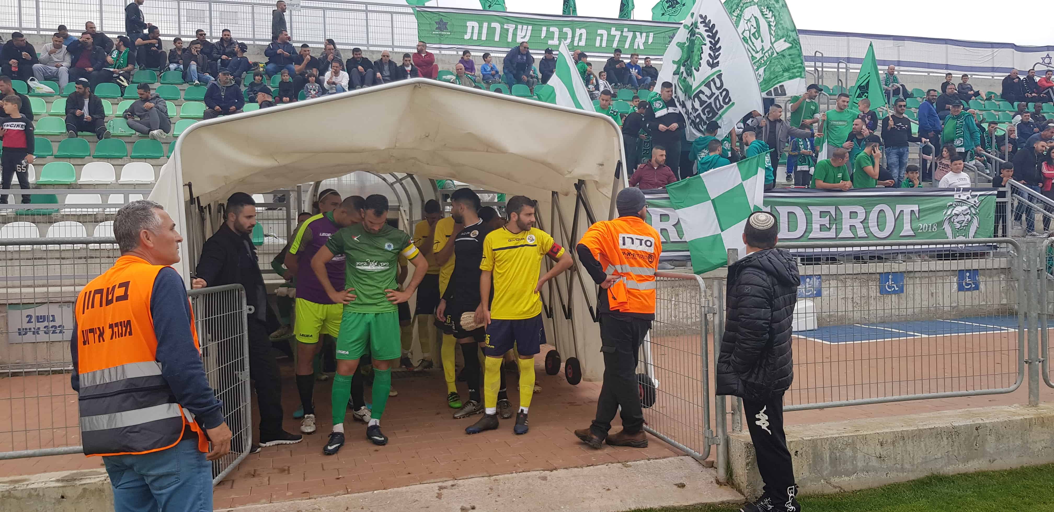 מכבי שדרות לפני שריקת הפתיחה. צילום אורי גבאי
