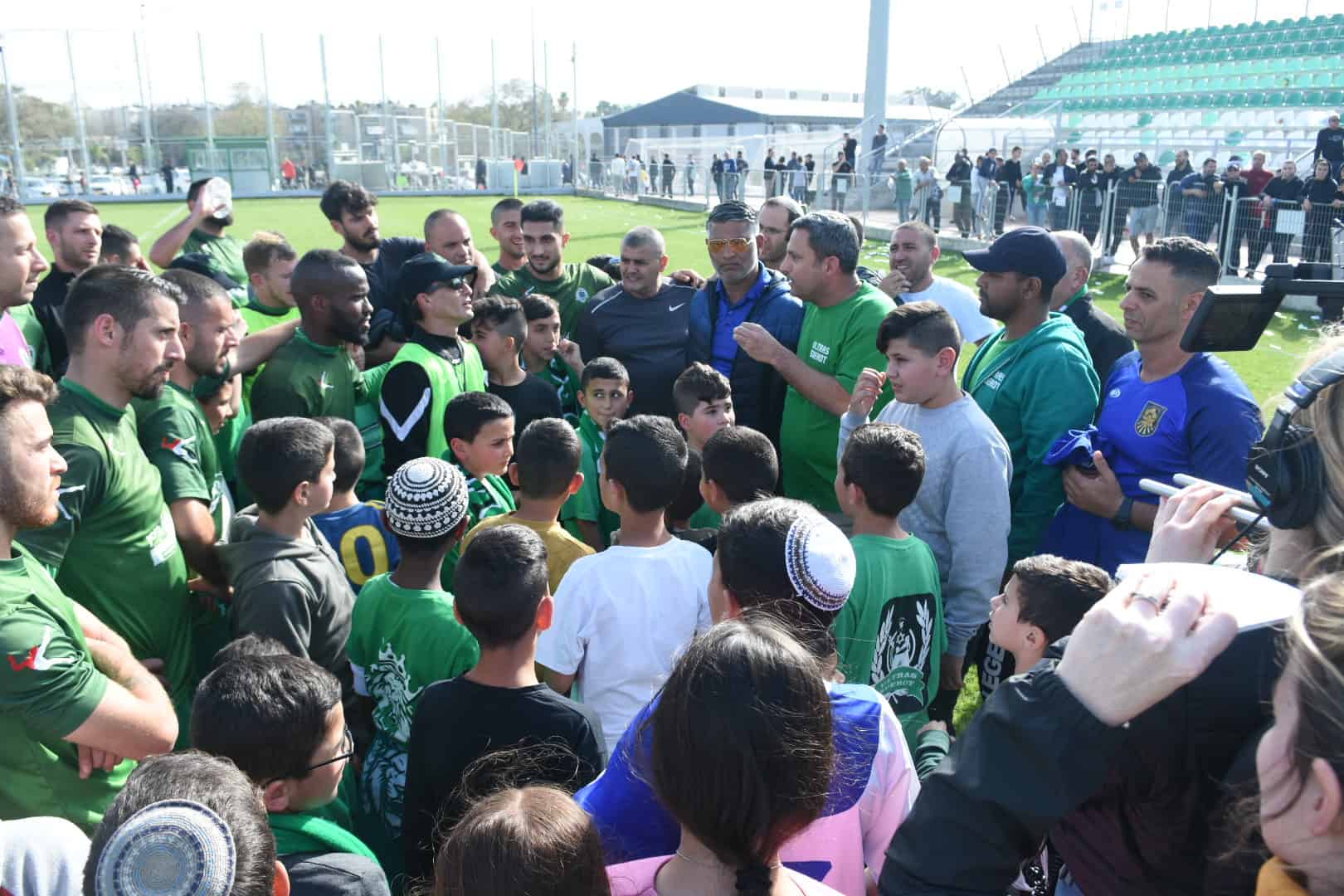 אלון דוידי מחזק את השחקנים בסיום המשחק. צילום:אורי גבאי