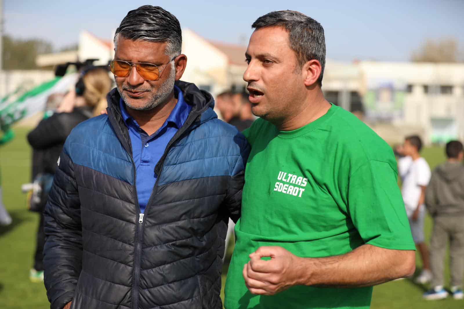 ראש עיריית שדרות אלון דוידי עם המאמן עופר טלקר. צילום :גולן סבג