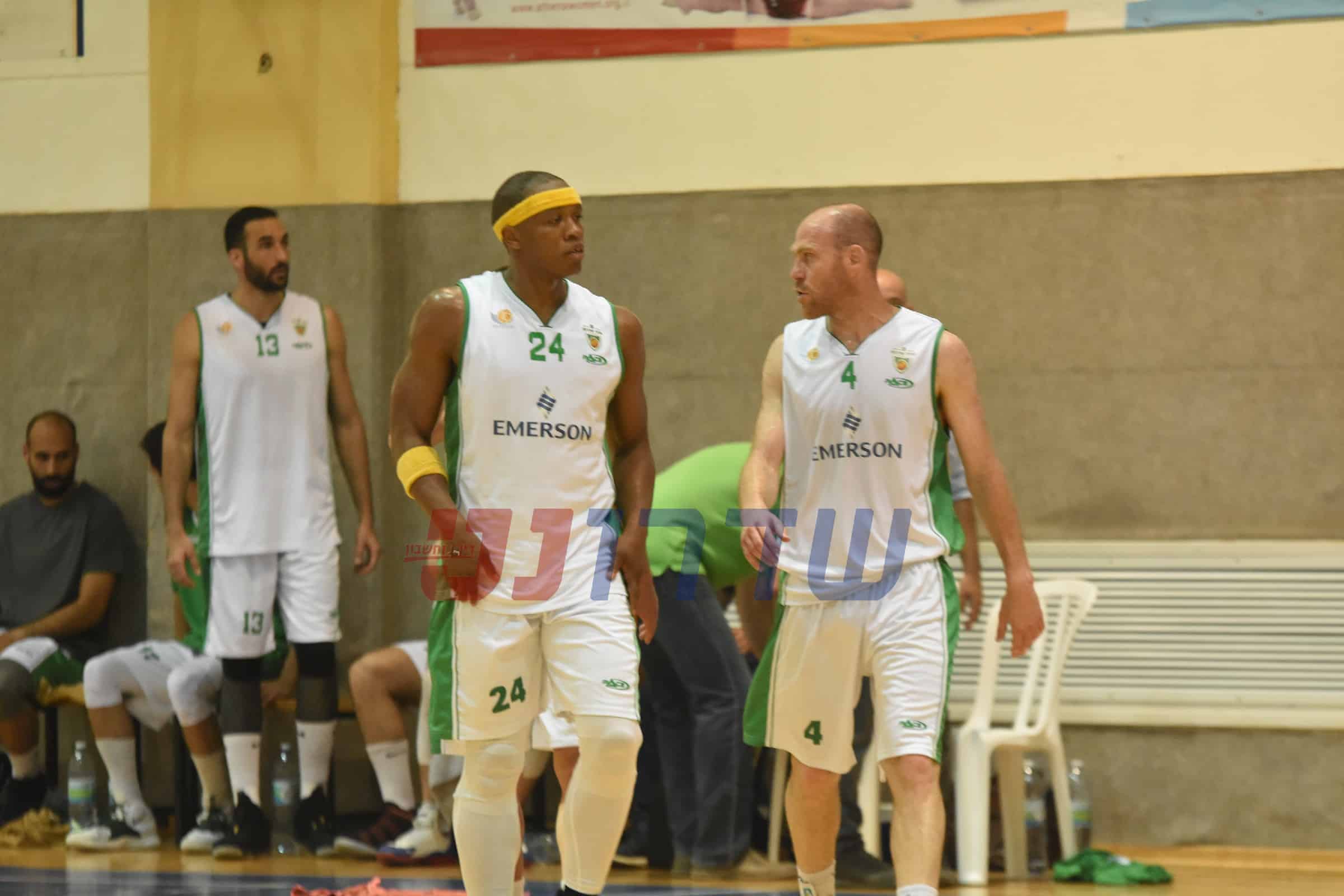 תומר פיסצקי וגרמיין הול מבינים שצריך להתעורר. צילום- אורי גבאי