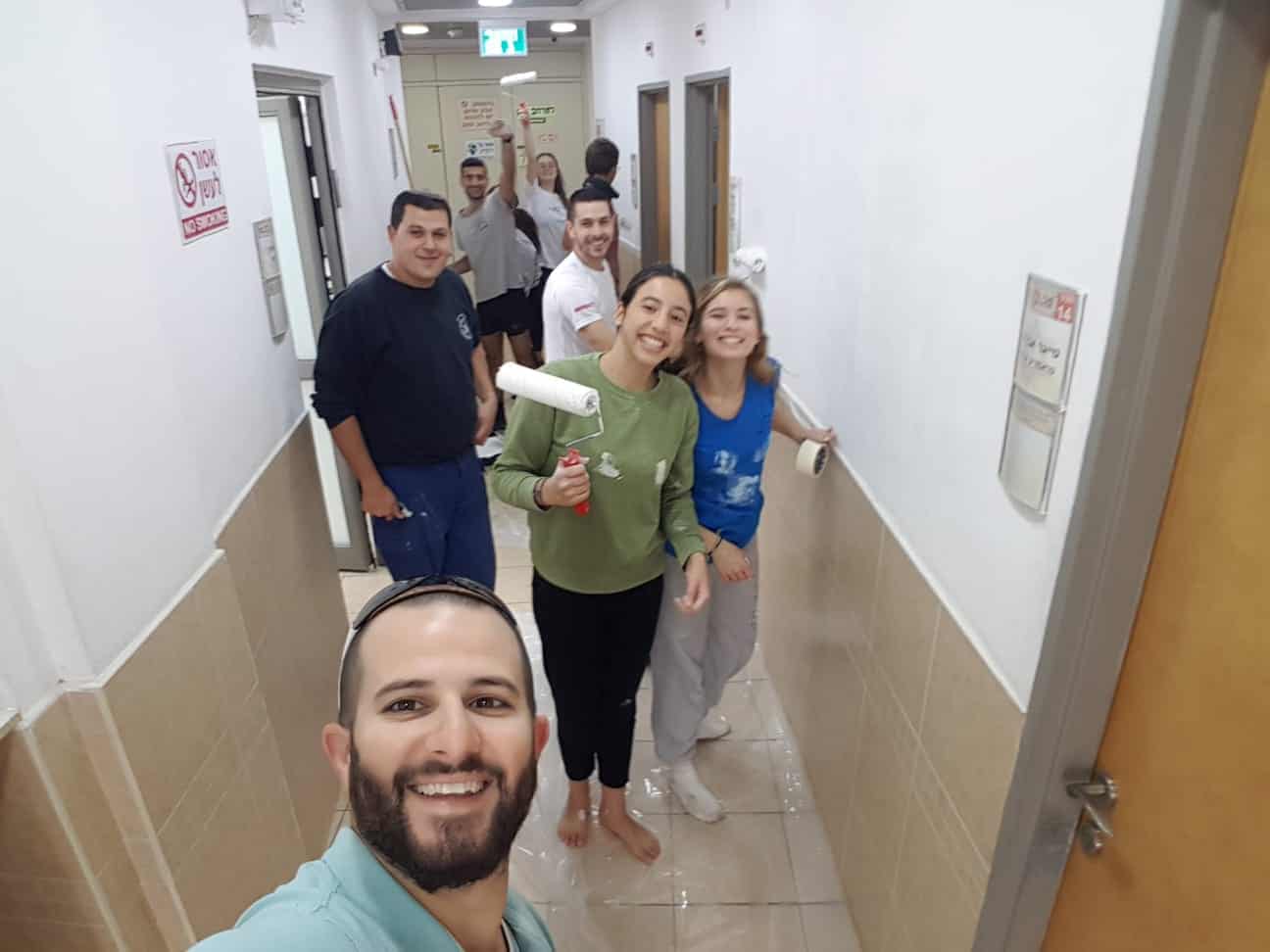 עובדי ומתנדבי מד"א הבוקר בשדרות. צילום: דובר מד"א